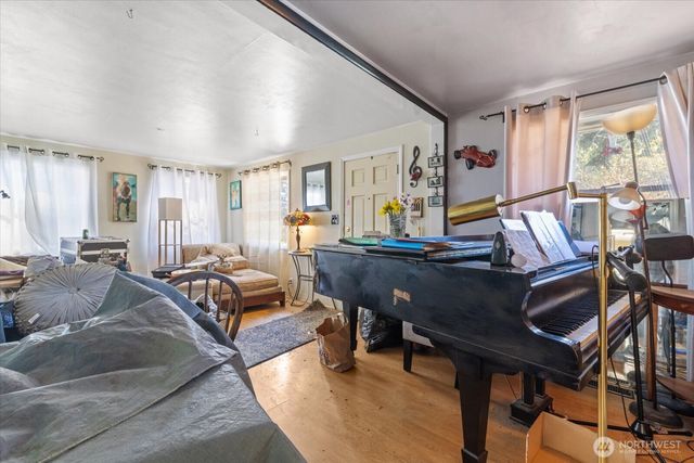 14022 Roslyn Place N, Seattle, WA 98133