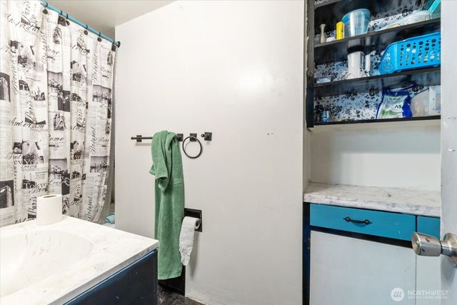 14022 Roslyn Place N, Seattle, WA 98133