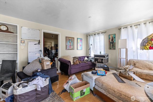 14022 Roslyn Place N, Seattle, WA 98133