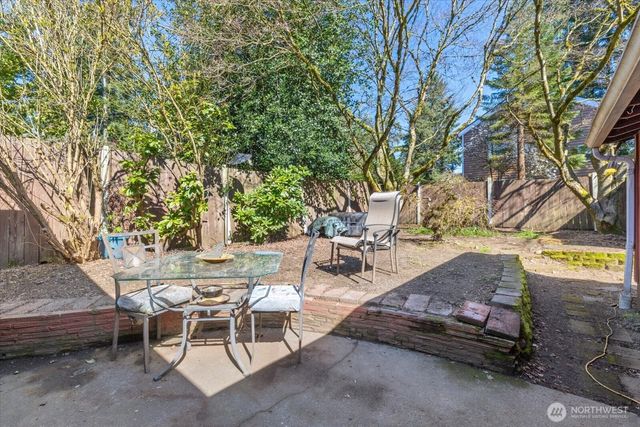 14022 Roslyn Place N, Seattle, WA 98133