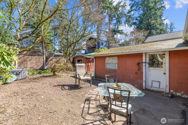 14022 Roslyn Place N, Seattle, WA 98133