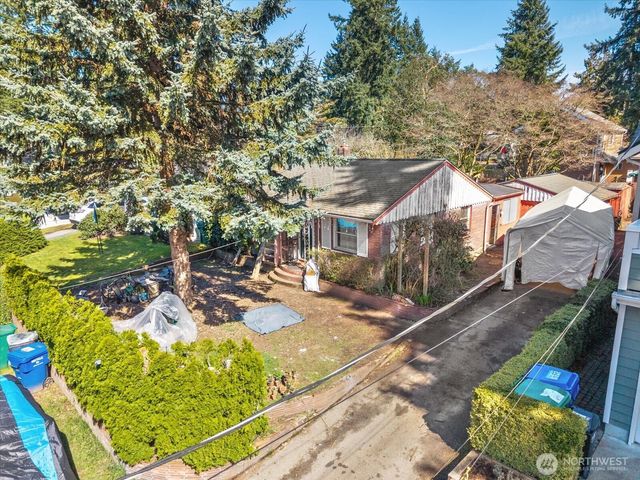 14022 Roslyn Place N, Seattle, WA 98133
