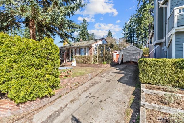 14022 Roslyn Place N, Seattle, WA 98133