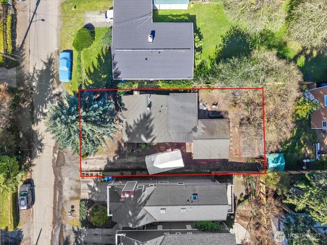 14022 Roslyn Place N, Seattle, WA 98133