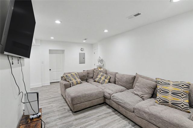7906 SW 11th Street, Des Moines, IA 50315