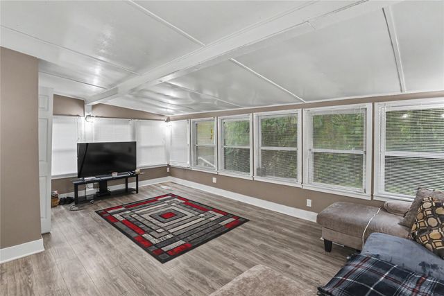 7906 SW 11th Street, Des Moines, IA 50315