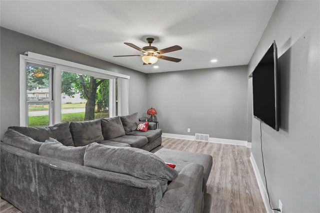 7906 SW 11th Street, Des Moines, IA 50315