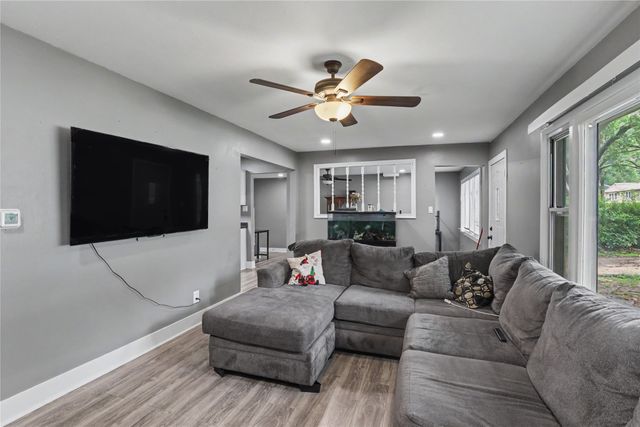7906 SW 11th Street, Des Moines, IA 50315