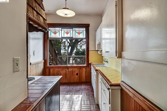 1822 Clinton Ave, Alameda, CA 94501