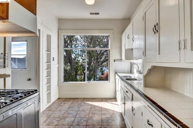 1822 Clinton Ave, Alameda, CA 94501