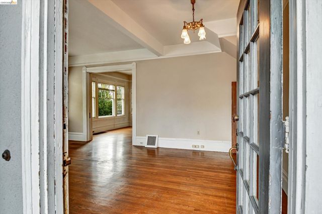 1822 Clinton Ave, Alameda, CA 94501