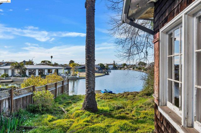 1822 Clinton Ave, Alameda, CA 94501