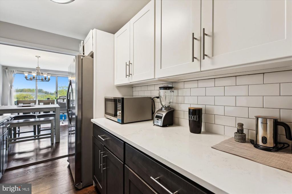 Image 14 of property listing at 10201 GROSVENOR PL #711, North Bethesda, MD 20852