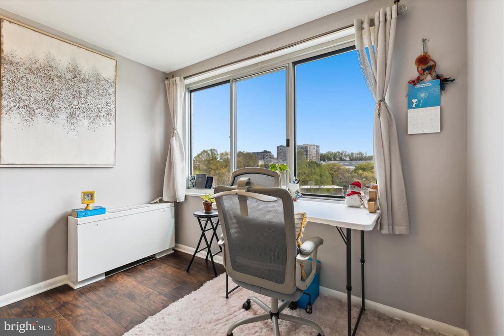 Image 15 of property listing at 10201 GROSVENOR PL #711, North Bethesda, MD 20852