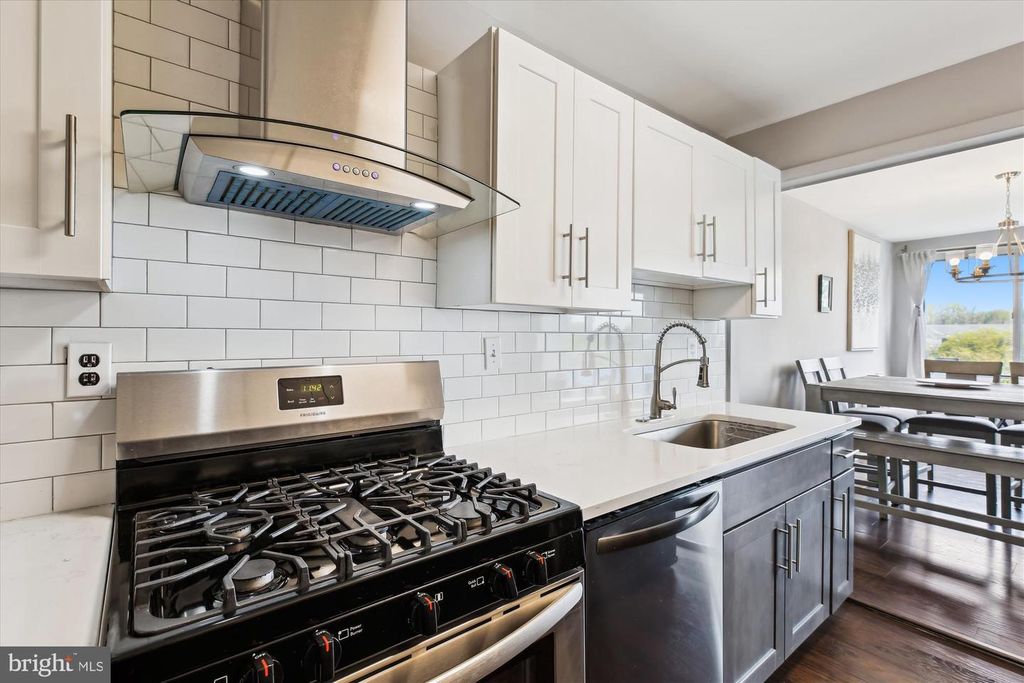 Image 18 of property listing at 10201 GROSVENOR PL #711, North Bethesda, MD 20852