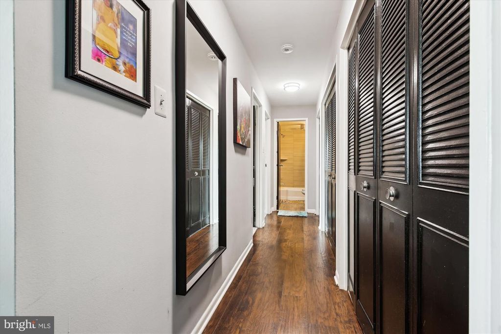 Image 19 of property listing at 10201 GROSVENOR PL #711, North Bethesda, MD 20852