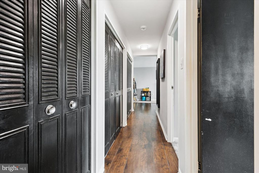 Image 20 of property listing at 10201 GROSVENOR PL #711, North Bethesda, MD 20852