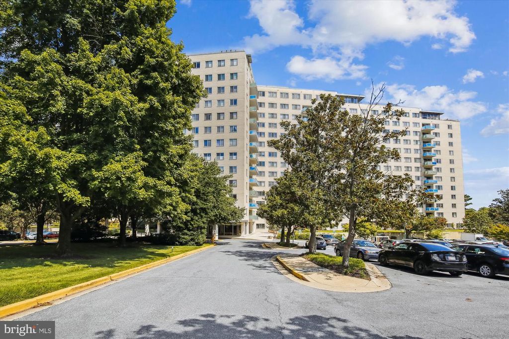 Image 3 of property listing at 10201 GROSVENOR PL #711, North Bethesda, MD 20852