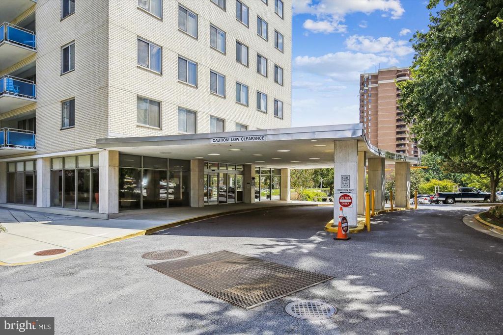 Image 36 of property listing at 10201 GROSVENOR PL #711, North Bethesda, MD 20852