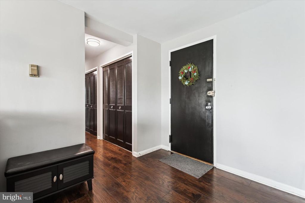Image 4 of property listing at 10201 GROSVENOR PL #711, North Bethesda, MD 20852