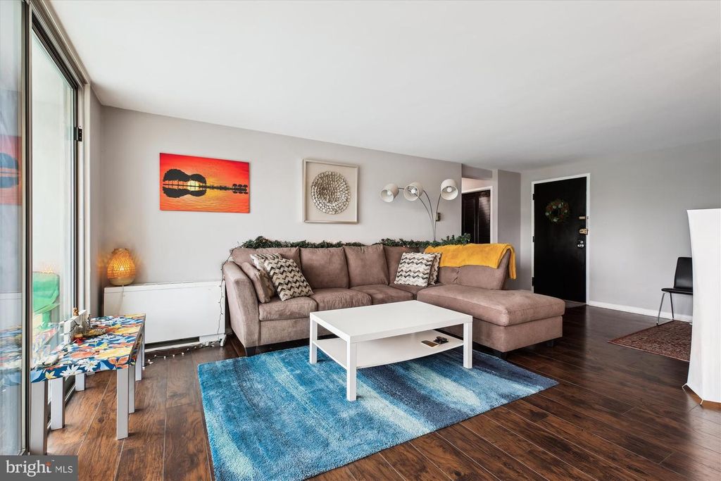 Image 5 of property listing at 10201 GROSVENOR PL #711, North Bethesda, MD 20852