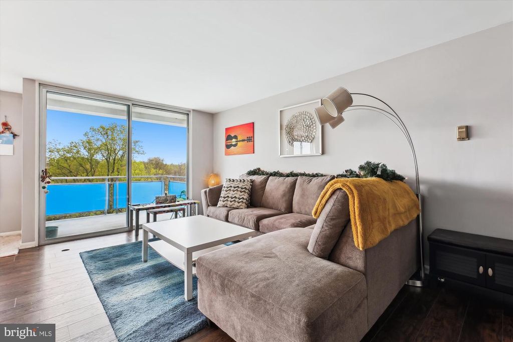 Image 6 of property listing at 10201 GROSVENOR PL #711, North Bethesda, MD 20852