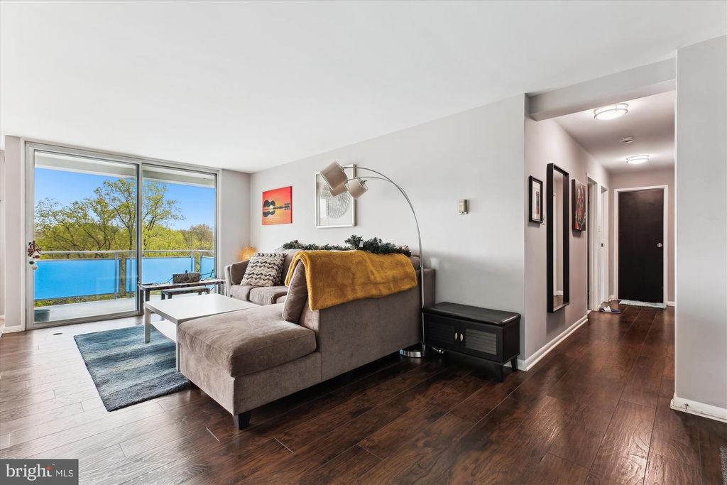 Image 7 of property listing at 10201 GROSVENOR PL #711, North Bethesda, MD 20852