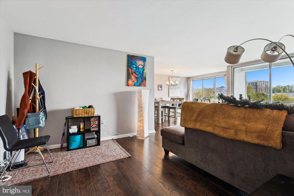 Image 8 of property listing at 10201 GROSVENOR PL #711, North Bethesda, MD 20852