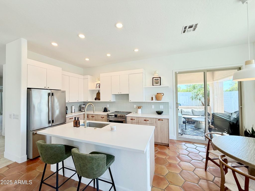 Image 1 of property listing at 3929 E CARTER Drive, Phoenix, AZ 85042