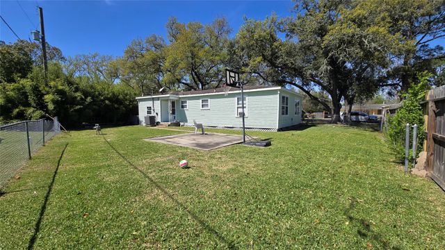 2901 N Houston Drive, La Marque, TX 77568