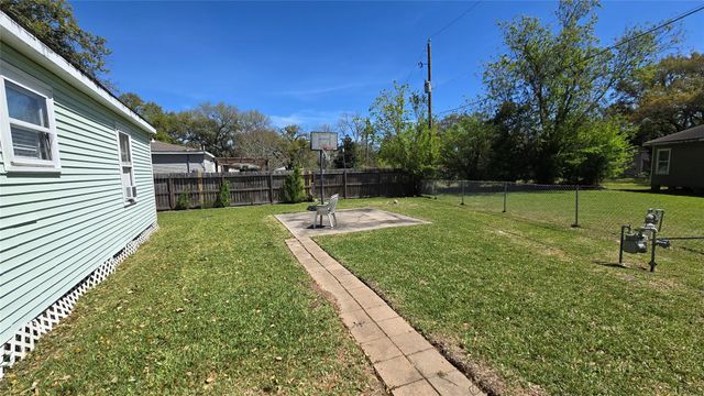 2901 N Houston Drive, La Marque, TX 77568
