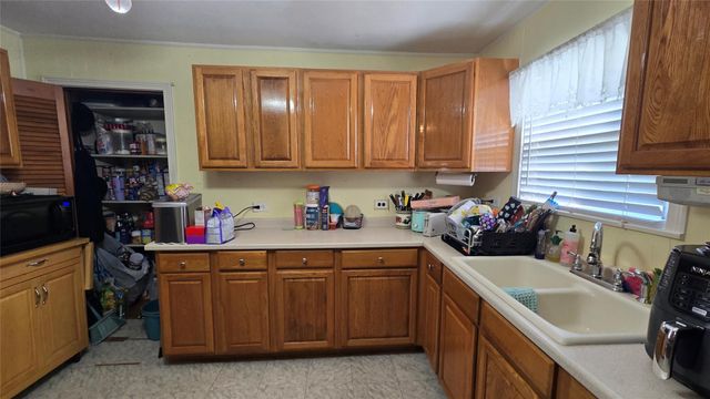 2901 N Houston Drive, La Marque, TX 77568