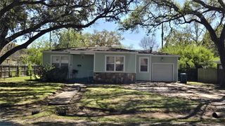 2901 N Houston Drive, La Marque, TX 77568