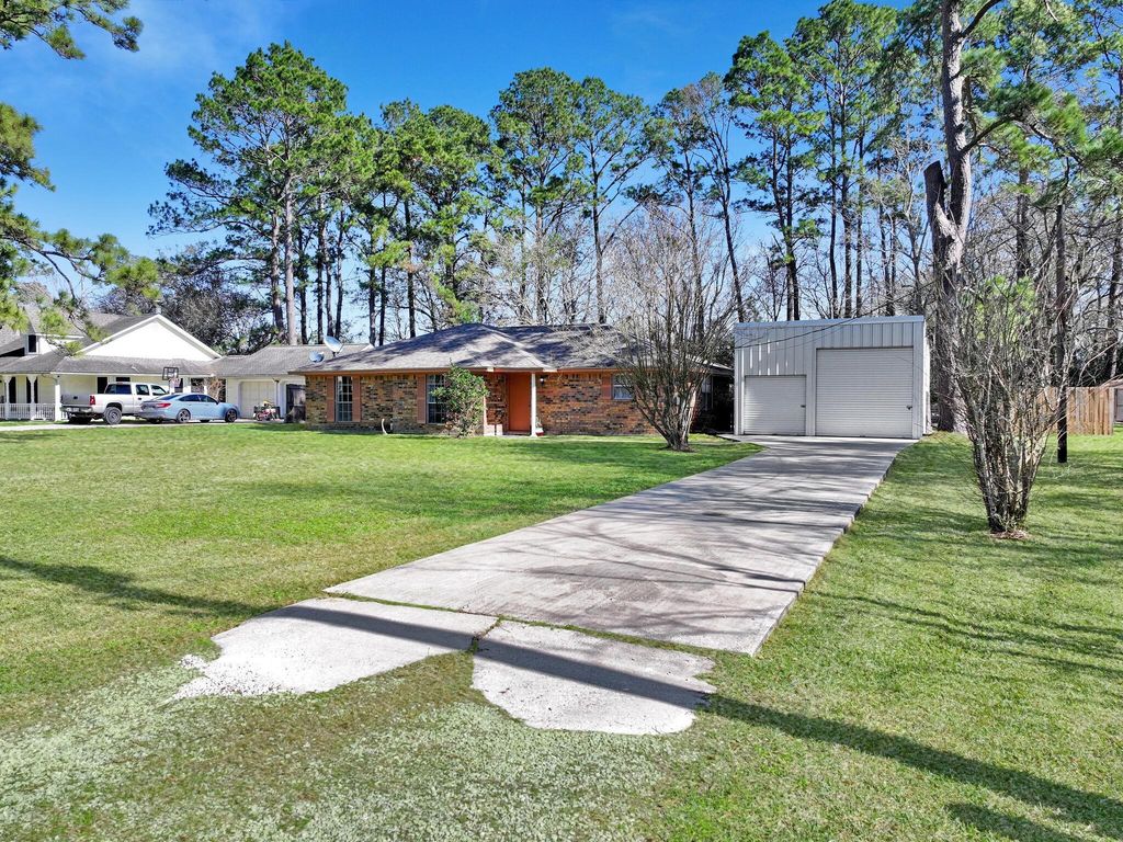 64 County Road 4010, Dayton, TX 77535