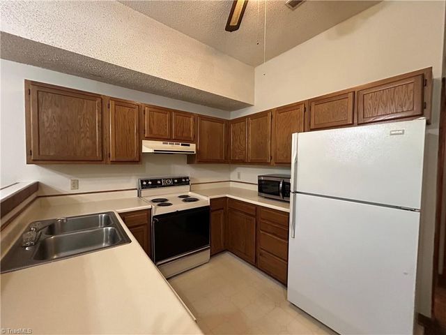 1439 King Charles Drive, Clemmons, NC 27012