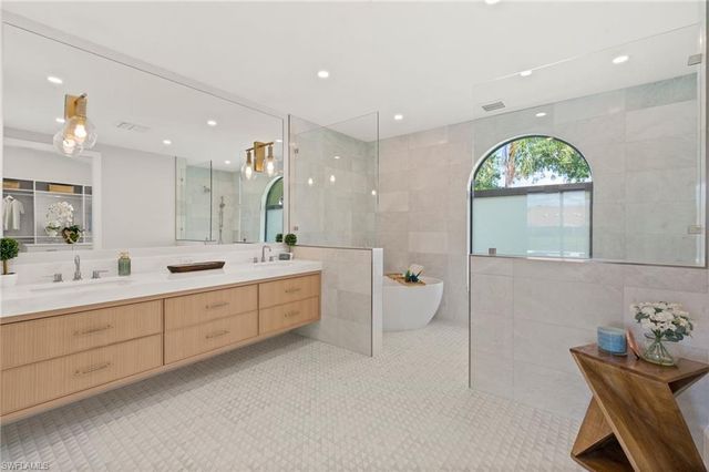 207 Monterey DR, Naples, FL 34119