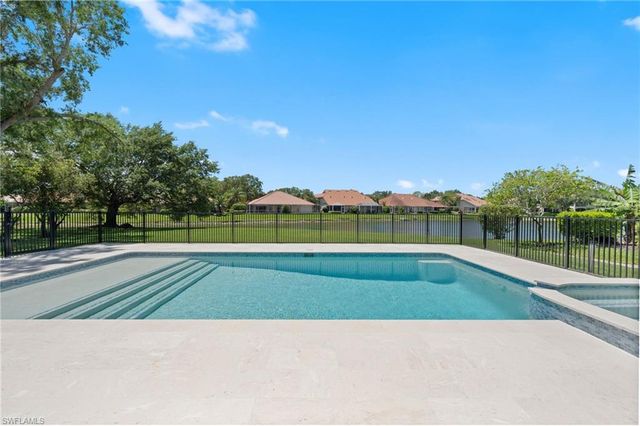 207 Monterey DR, Naples, FL 34119