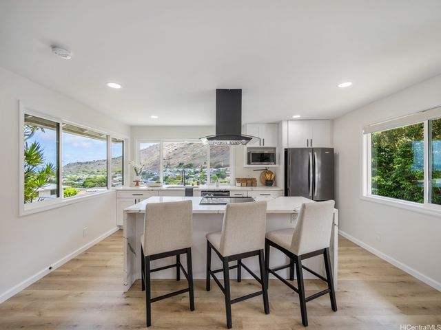 855 Kainoa Place, Honolulu, HI 96821