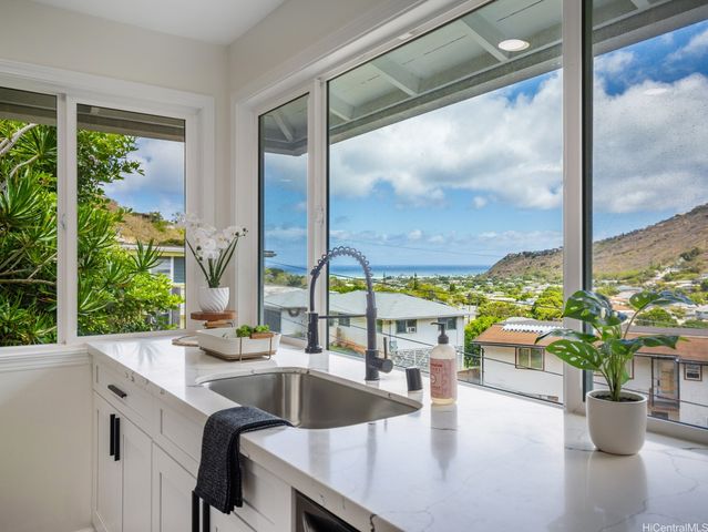 855 Kainoa Place, Honolulu, HI 96821