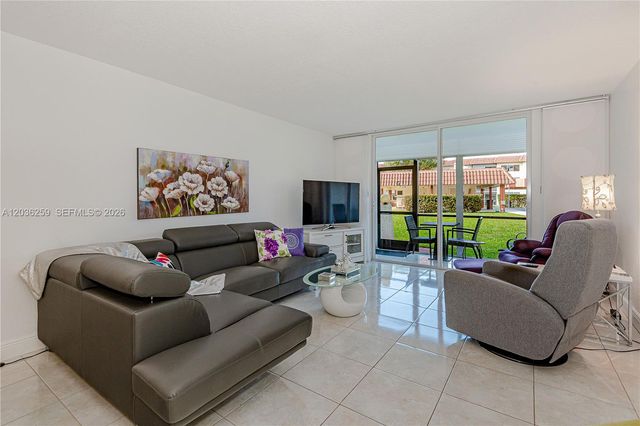 9410 N Hollybrook Lake Dr 11-109, Pembroke Pines, FL 33025