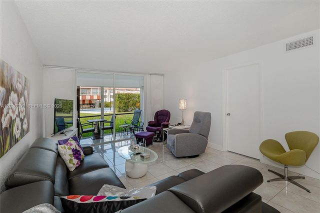 9410 N Hollybrook Lake Dr 11-109, Pembroke Pines, FL 33025