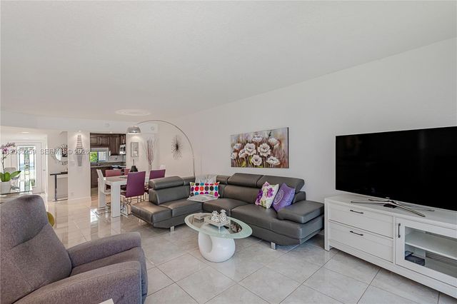 9410 N Hollybrook Lake Dr 11-109, Pembroke Pines, FL 33025