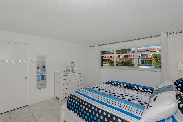 9410 N Hollybrook Lake Dr 11-109, Pembroke Pines, FL 33025