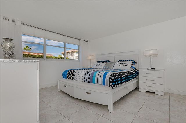 9410 N Hollybrook Lake Dr 11-109, Pembroke Pines, FL 33025