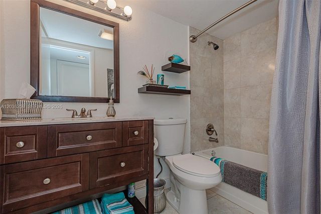 9410 N Hollybrook Lake Dr 11-109, Pembroke Pines, FL 33025