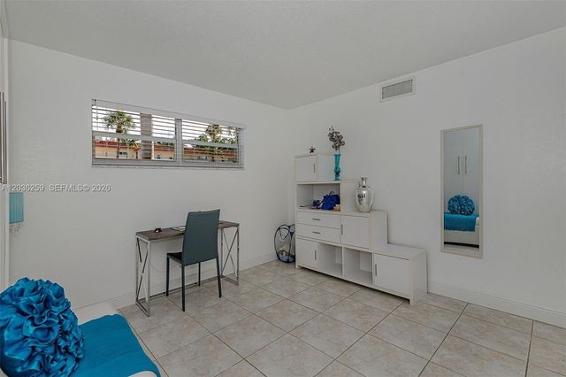 9410 N Hollybrook Lake Dr 11-109, Pembroke Pines, FL 33025
