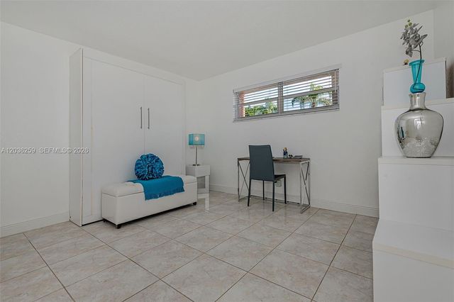 9410 N Hollybrook Lake Dr 11-109, Pembroke Pines, FL 33025
