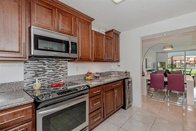 9410 N Hollybrook Lake Dr 11-109, Pembroke Pines, FL 33025