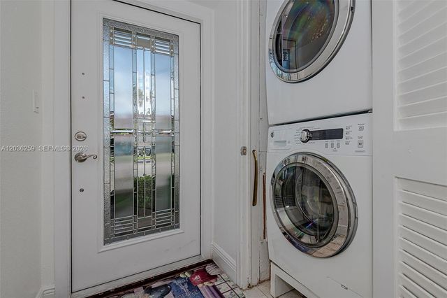 9410 N Hollybrook Lake Dr 11-109, Pembroke Pines, FL 33025