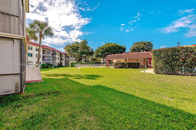 9410 N Hollybrook Lake Dr 11-109, Pembroke Pines, FL 33025